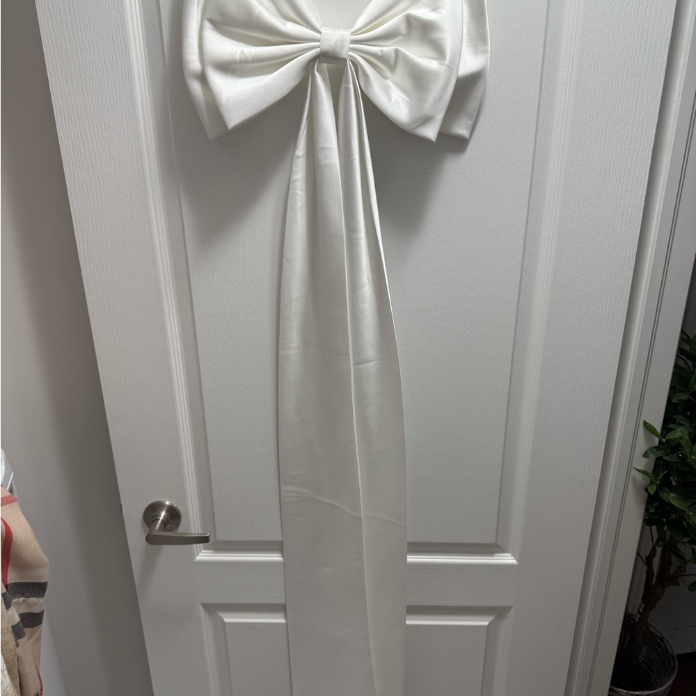 Elegant White Bow Door Accent